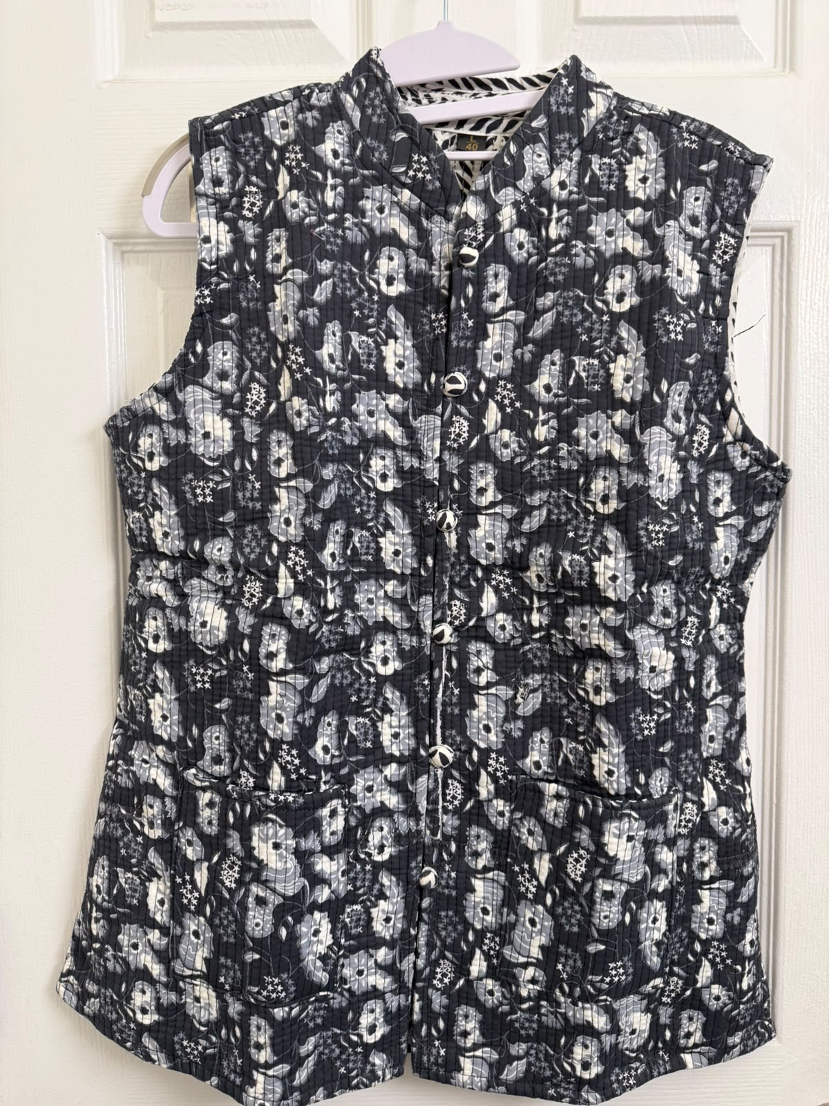 Women’s Reversible Quilted Sleeveless Jacket – Black & Ivory
