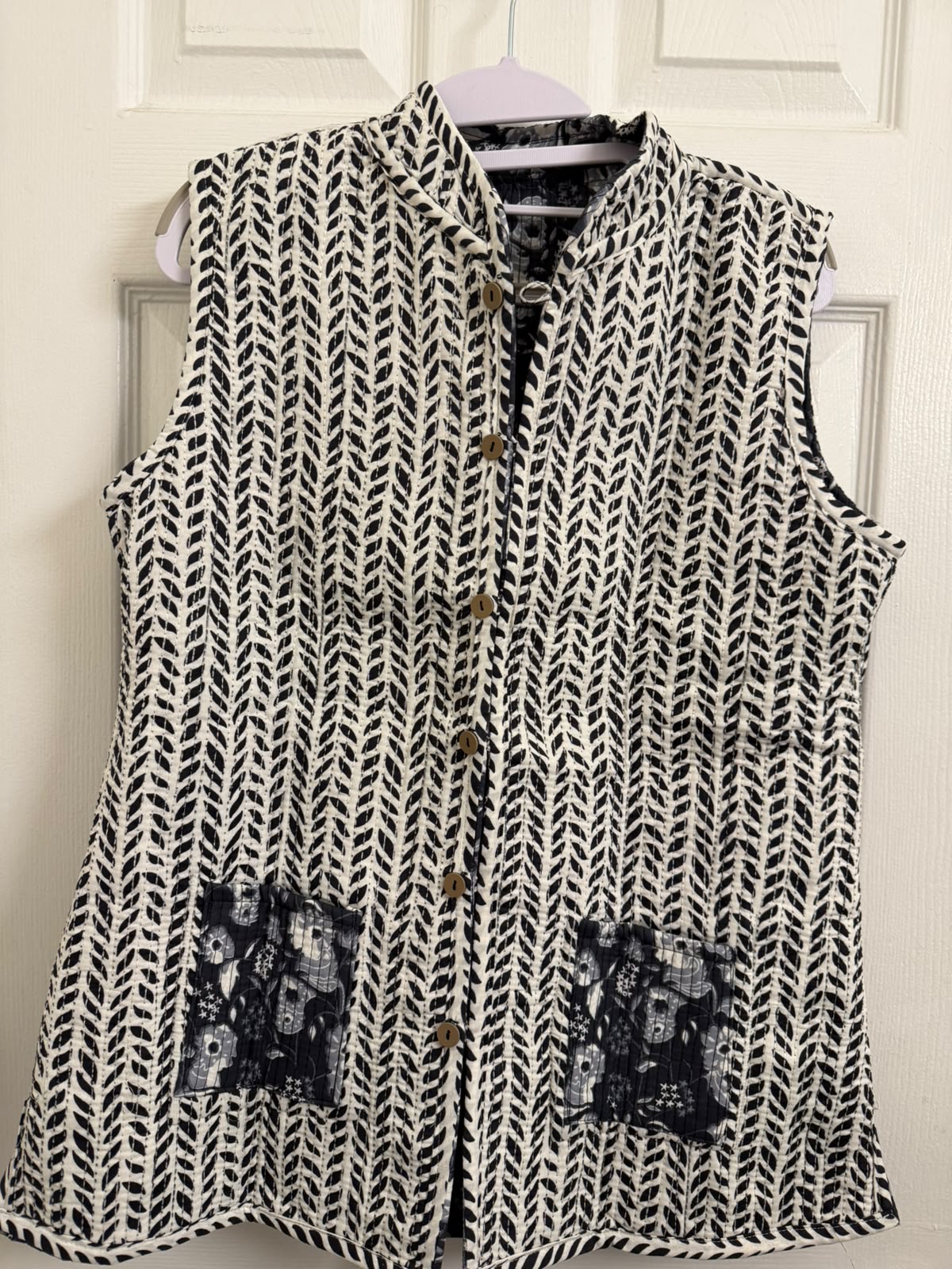 Women’s Reversible Quilted Sleeveless Jacket – Black & Ivory