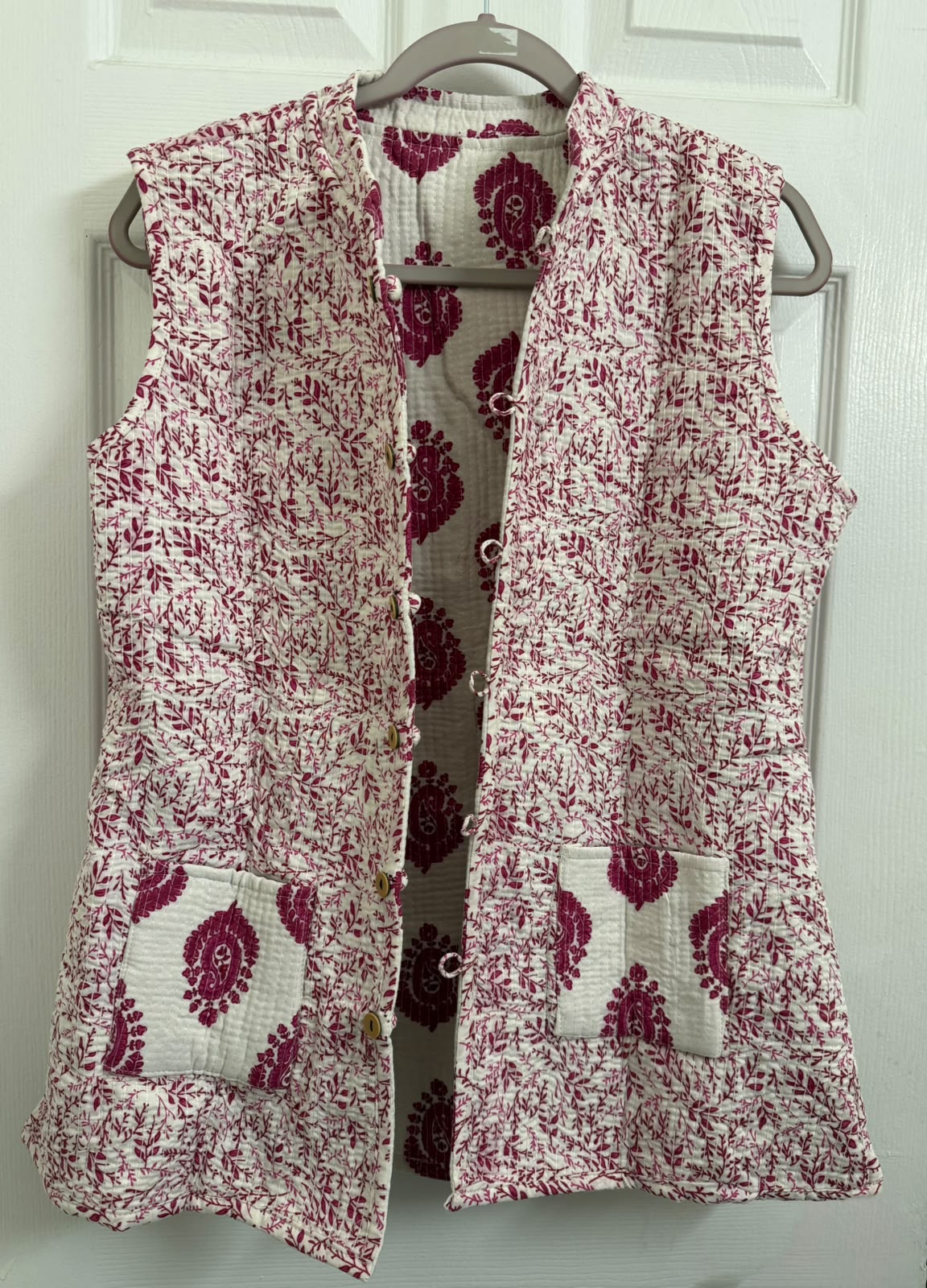 Women’s Reversible Paisley Quilted Sleeveless Jacket – White & Pink